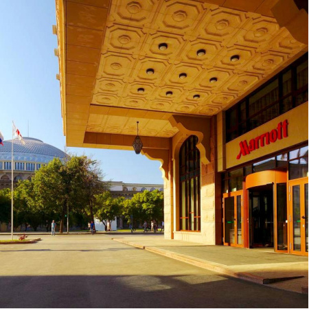 puk-lighting-stegano-fotistiko-exoterikou-xorou-marriott-novosibirsk