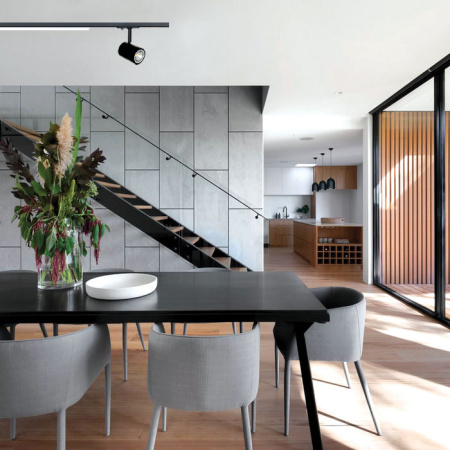 Φωτισμός τραπεζαρίας με γραμμικό φωτιστικό και σποτ ράγας